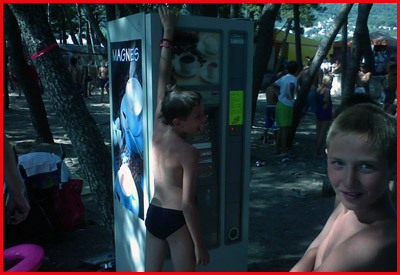 deca i automat na plaži deca i automat na plaži